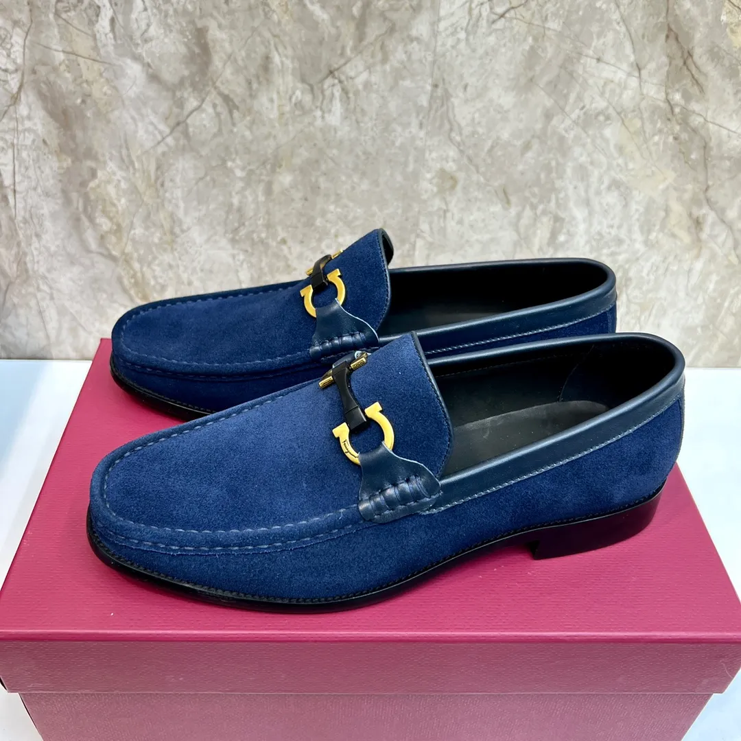 Original quality P580 Brand: Ferragamo Standard size: Men's size 38/44 (45 can be customized) Grade: Same style as the official website High-quality men's shoes Material: Customized first-layer calfskin with water-dyed cowhide lining Cowhide tiptoe Original non-slip and wear-resistant rubber outsole Style category: Men's formal business leather shoes Young and fashionable European and American trends British style Casual matching Comfortable feet Color: Actual picture